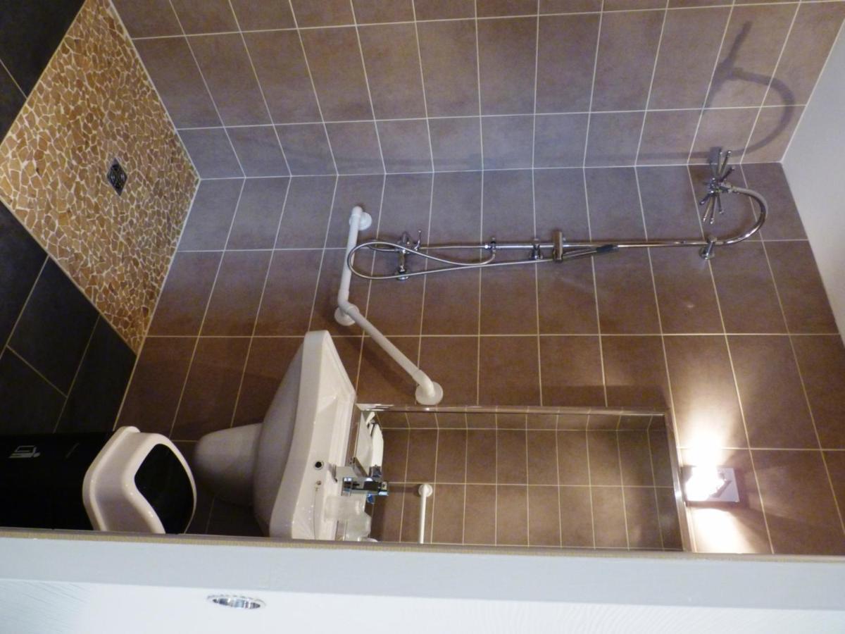 Hotel-Restaurant La P'Tite Auberge Lillebonne エクステリア 写真