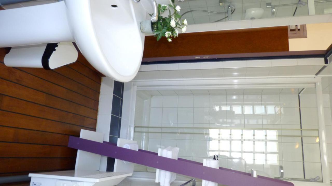 Hotel-Restaurant La P'Tite Auberge Lillebonne エクステリア 写真