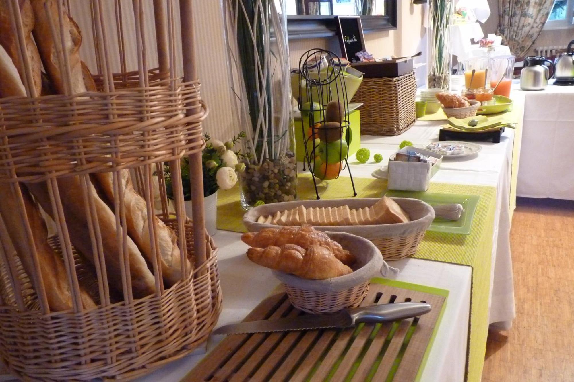 Hotel-Restaurant La P'Tite Auberge Lillebonne エクステリア 写真