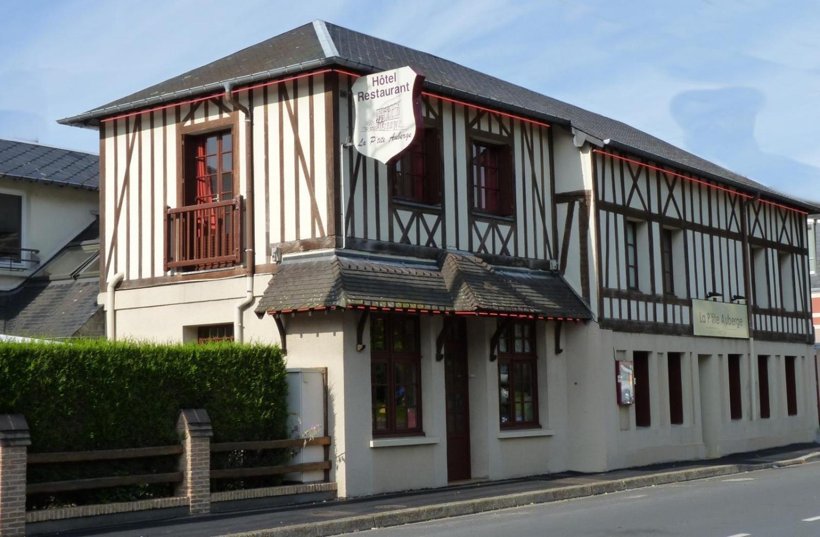 Hotel-Restaurant La P'Tite Auberge Lillebonne エクステリア 写真