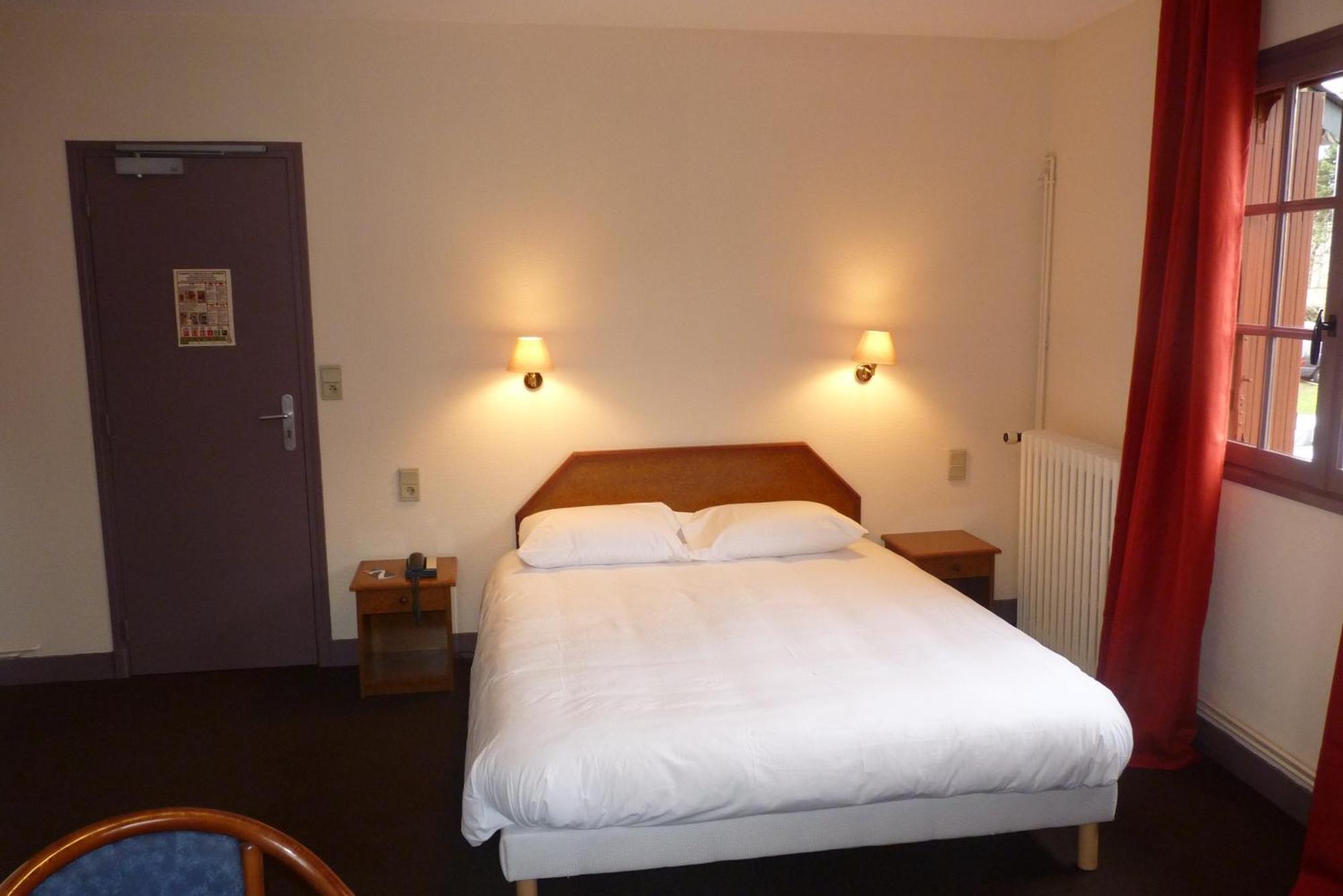 Hotel-Restaurant La P'Tite Auberge Lillebonne エクステリア 写真