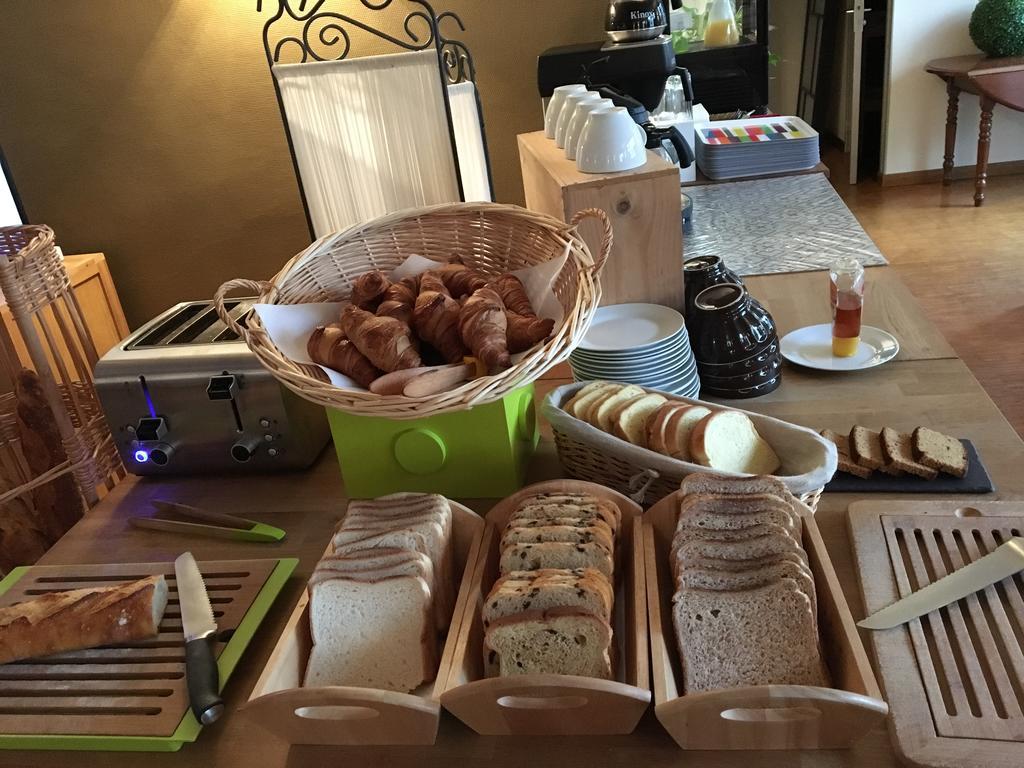 Hotel-Restaurant La P'Tite Auberge Lillebonne エクステリア 写真