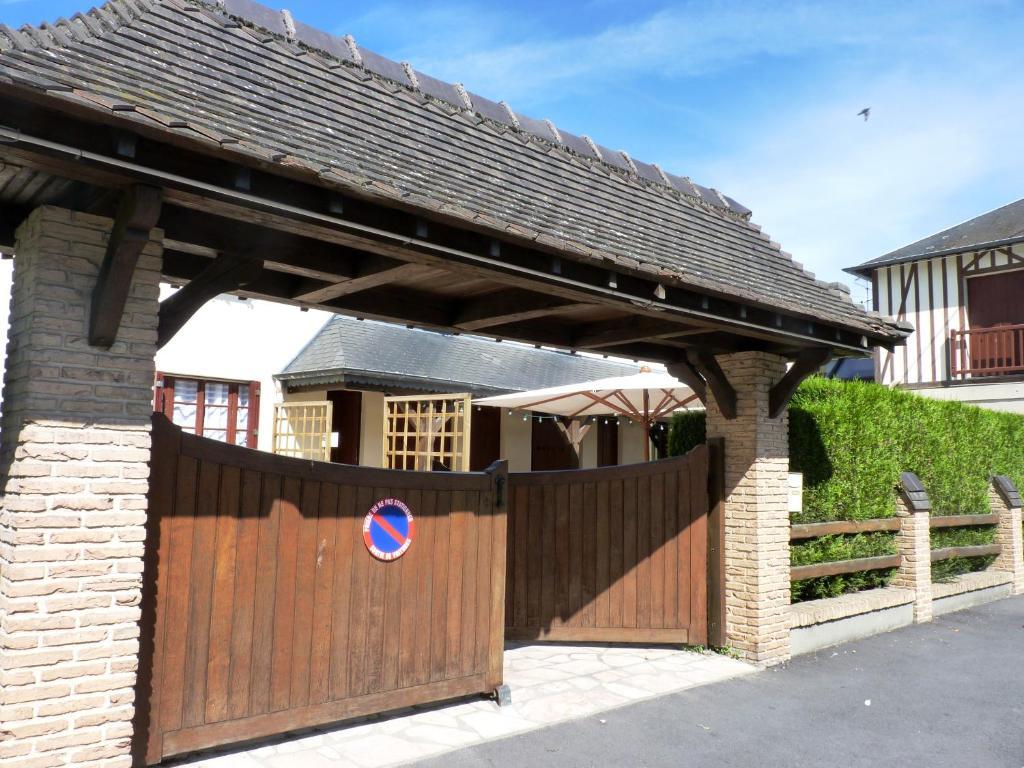 Hotel-Restaurant La P'Tite Auberge Lillebonne エクステリア 写真